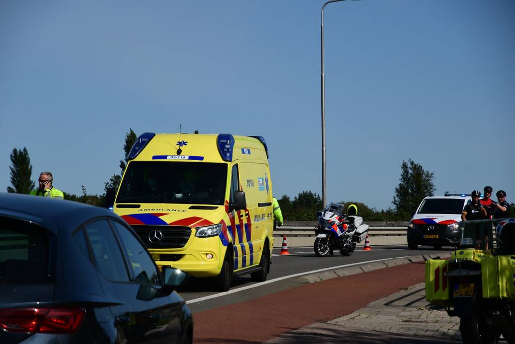 Racefietser gaat onderuit en raakt gewond