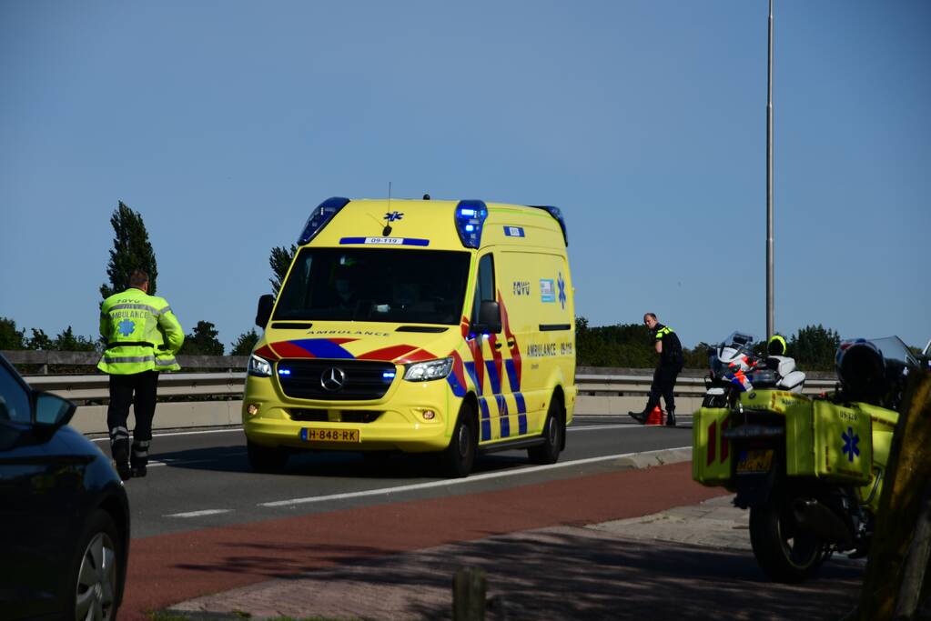 Racefietser gaat onderuit en raakt gewond