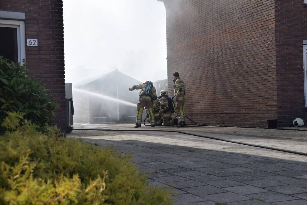 Schuur naast woonhuis brandt volledig uit