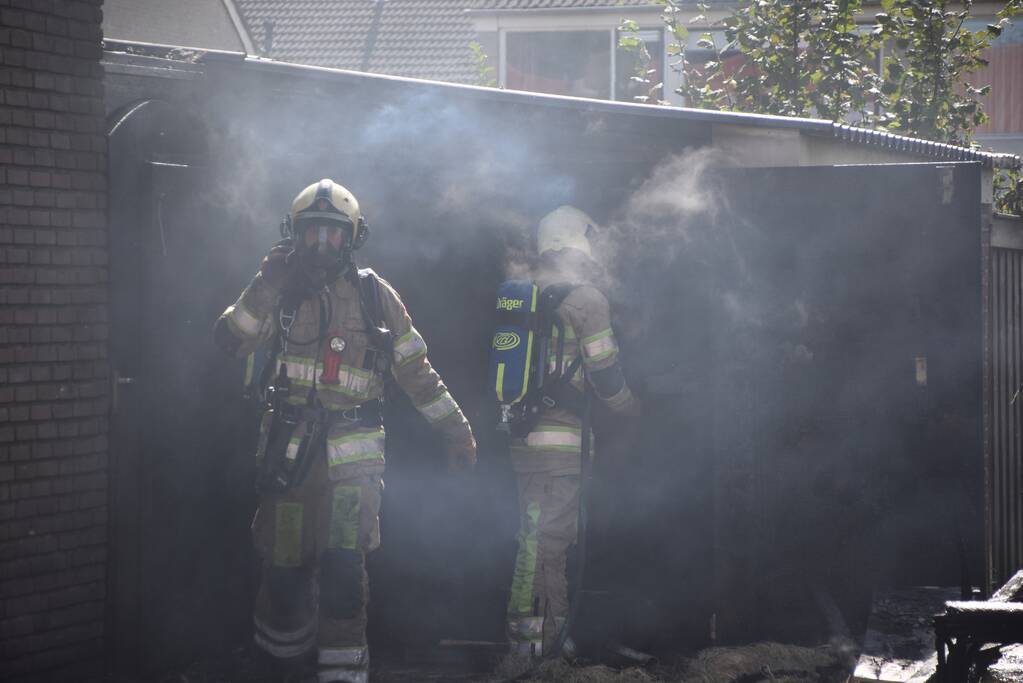 Schuur naast woonhuis brandt volledig uit