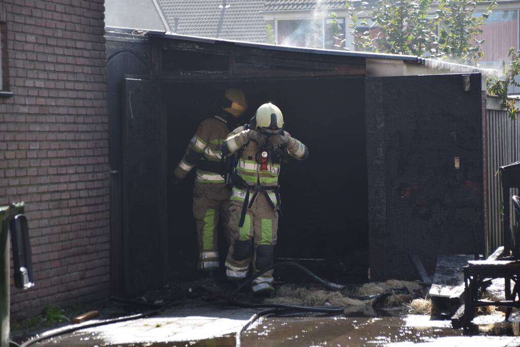 Schuur naast woonhuis brandt volledig uit