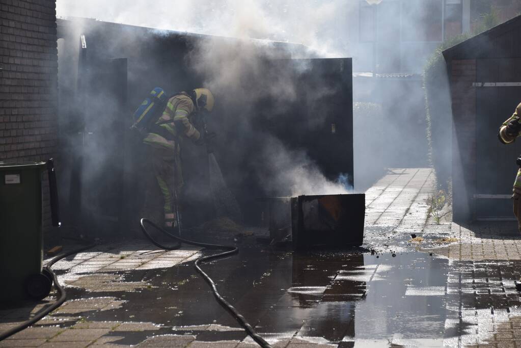 Schuur naast woonhuis brandt volledig uit