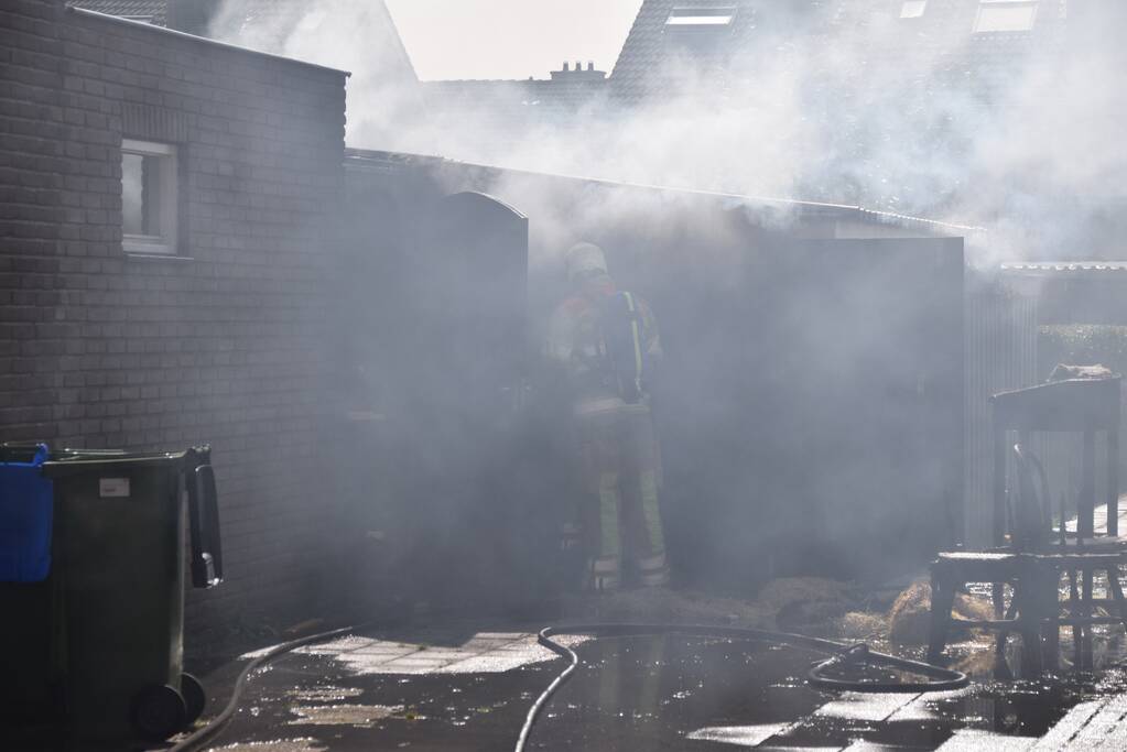 Schuur naast woonhuis brandt volledig uit
