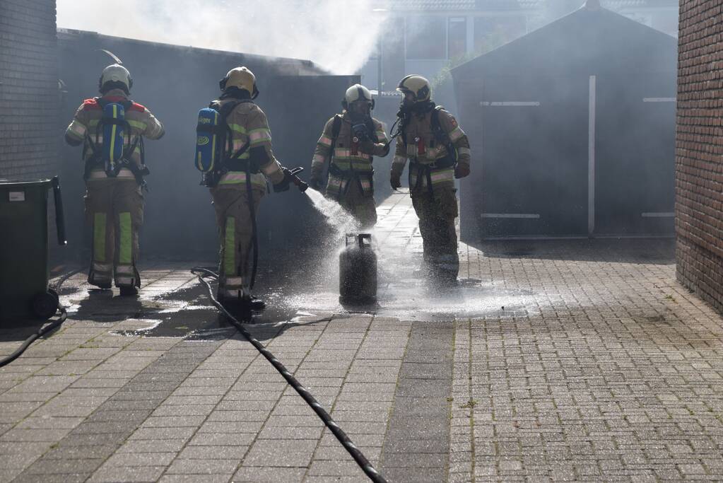 Schuur naast woonhuis brandt volledig uit