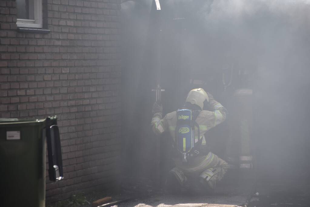 Schuur naast woonhuis brandt volledig uit