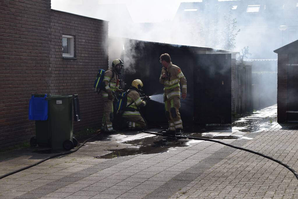 Schuur naast woonhuis brandt volledig uit