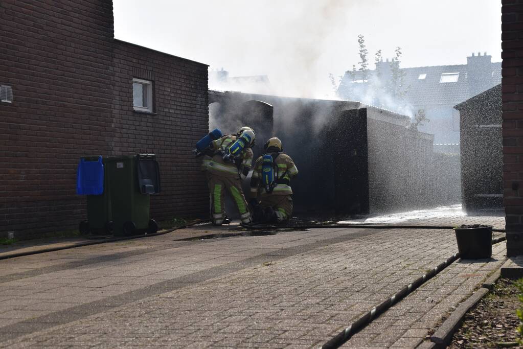 Schuur naast woonhuis brandt volledig uit