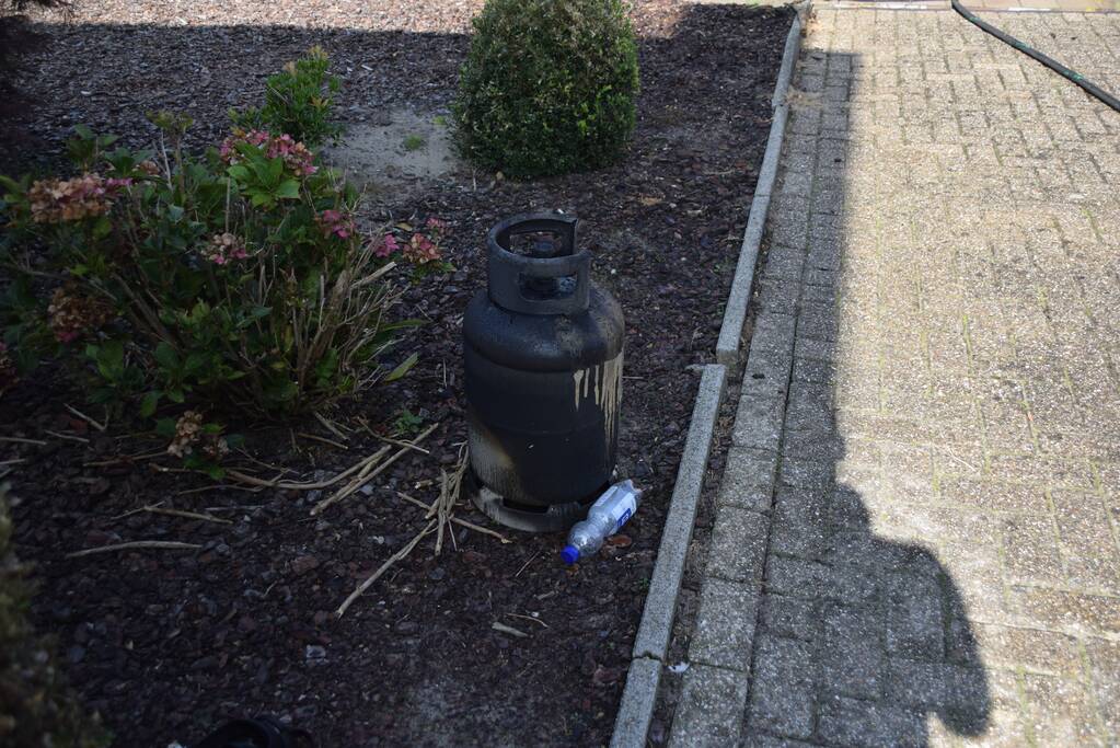 Schuur naast woonhuis brandt volledig uit