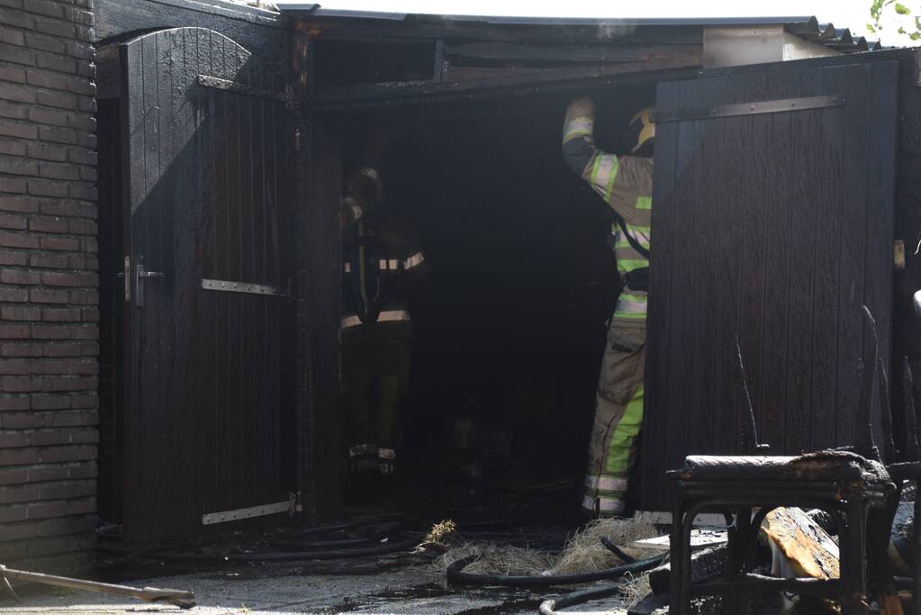 Schuur naast woonhuis brandt volledig uit