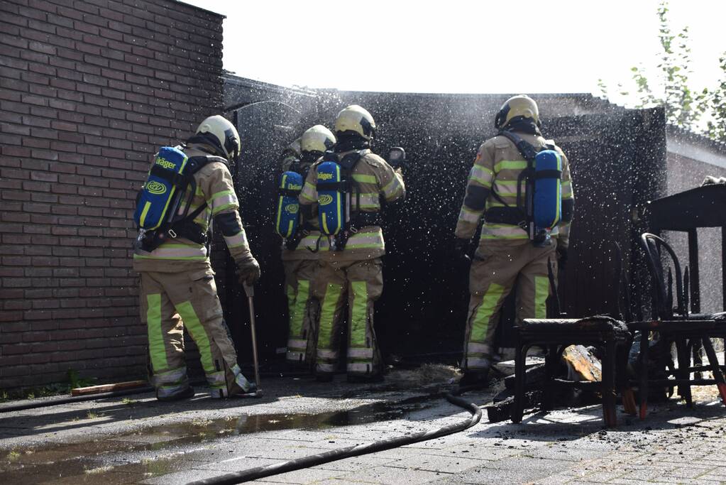 Schuur naast woonhuis brandt volledig uit