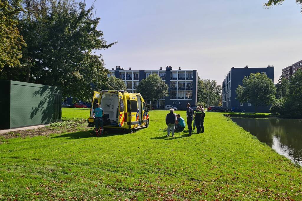 Omstanders redden oudere man uit water