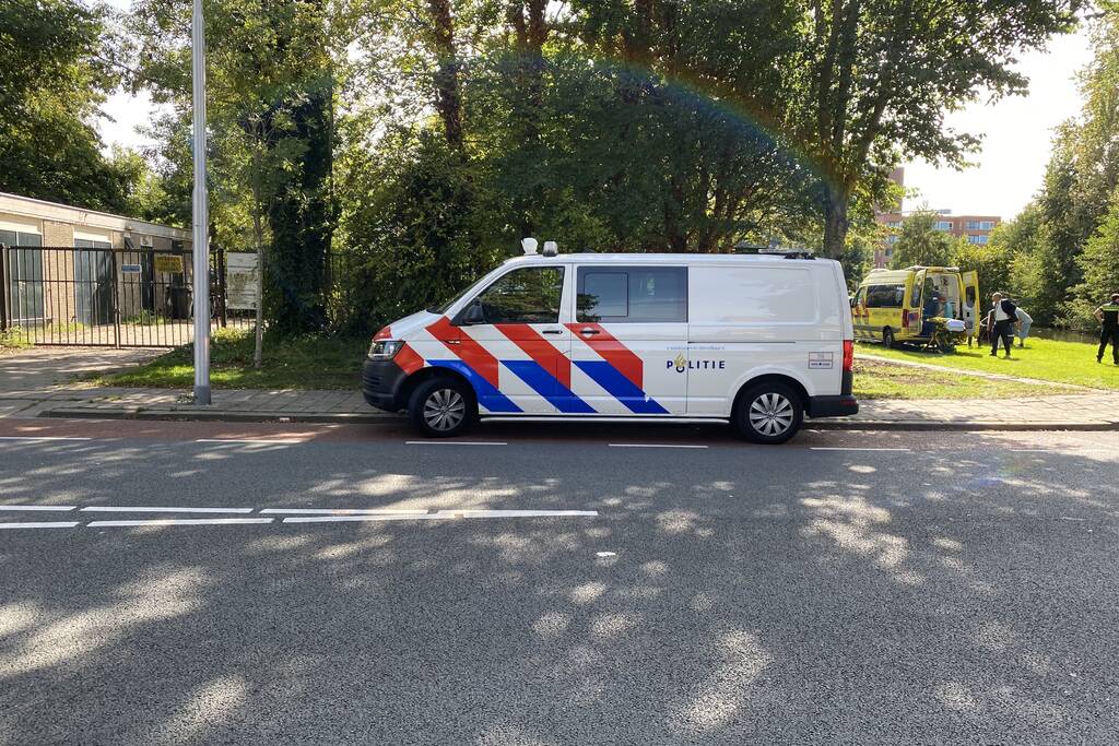 Omstanders redden oudere man uit water