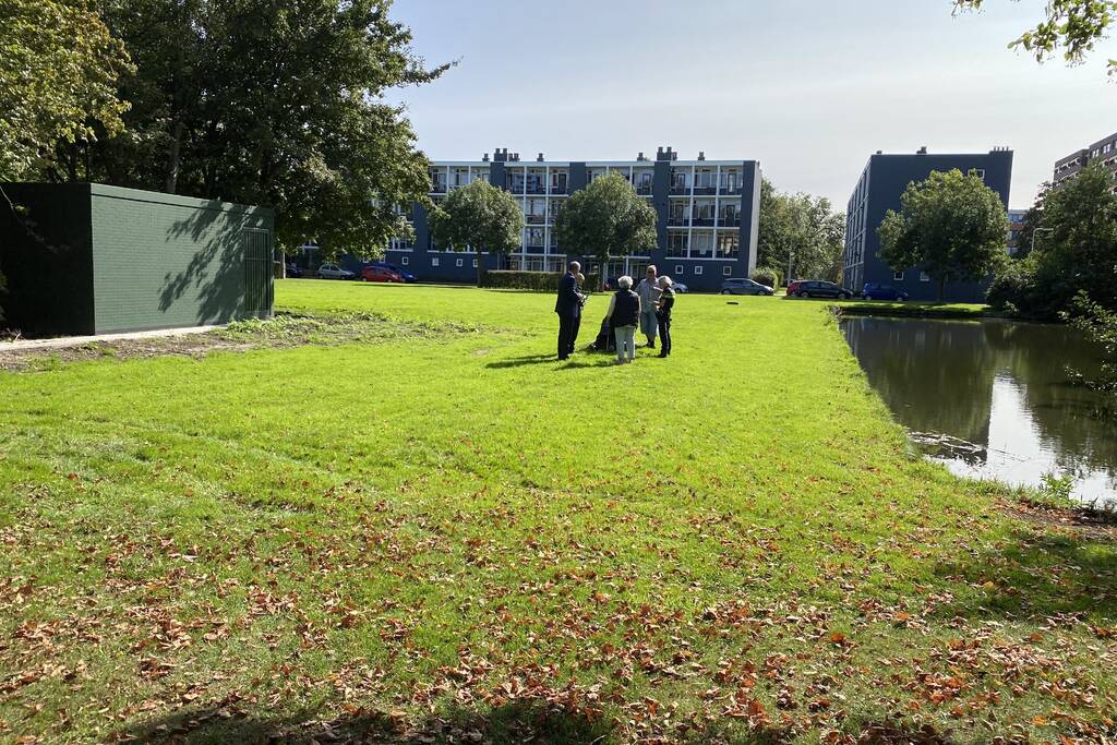 Omstanders redden oudere man uit water