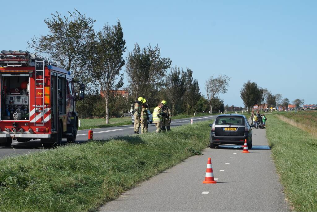 Bestuurder zet auto aan de kant na brandlucht