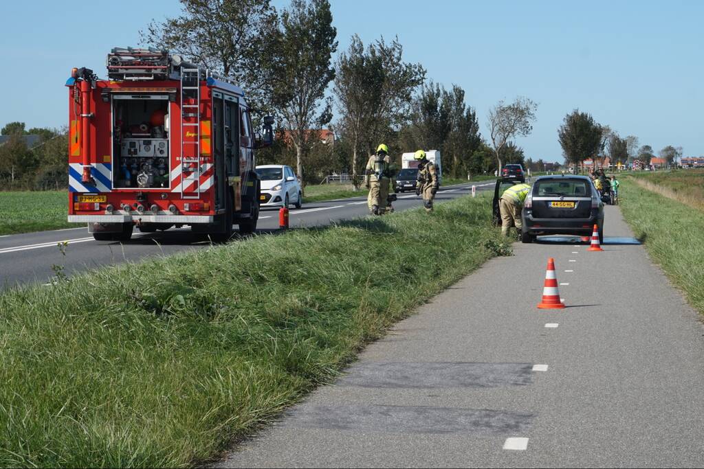 Bestuurder zet auto aan de kant na brandlucht