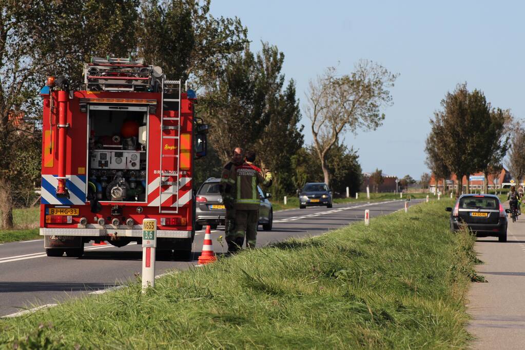 Bestuurder zet auto aan de kant na brandlucht