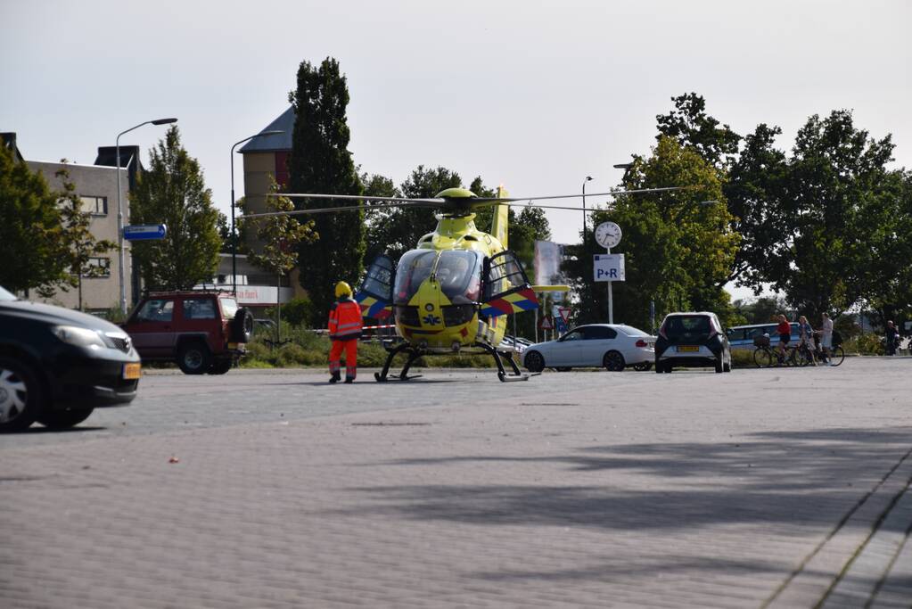 Fietser belandt onder vrachtwagen