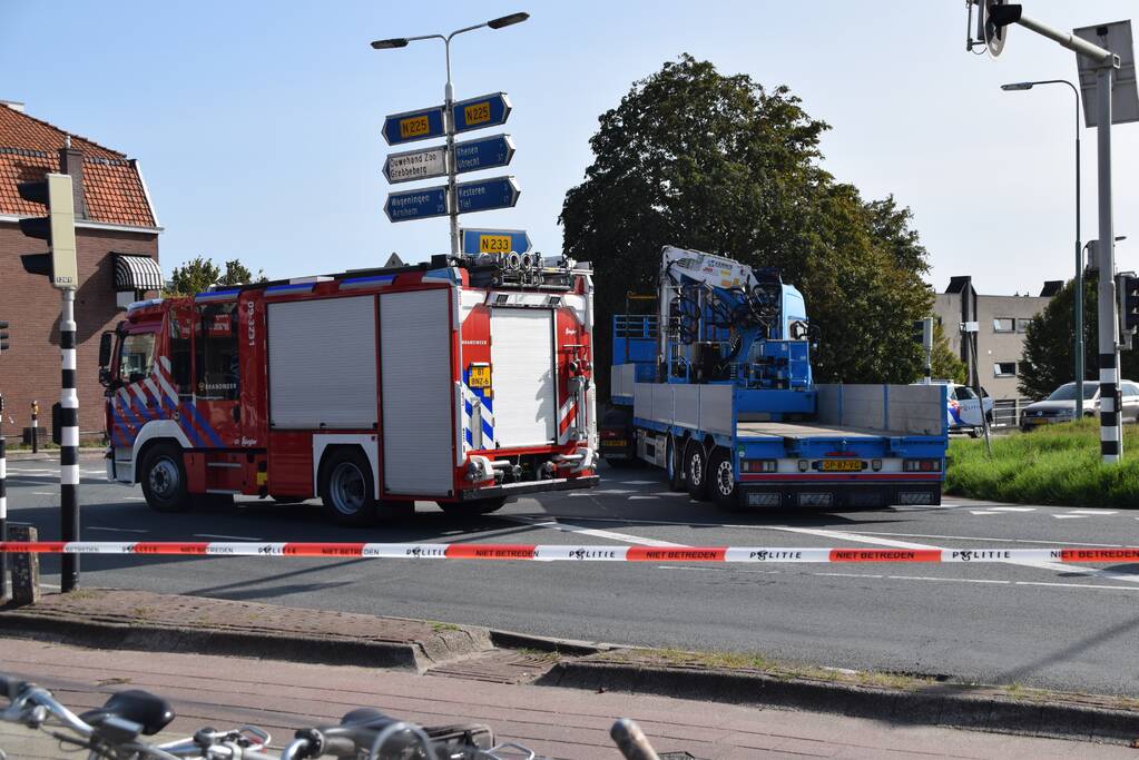 Fietser belandt onder vrachtwagen