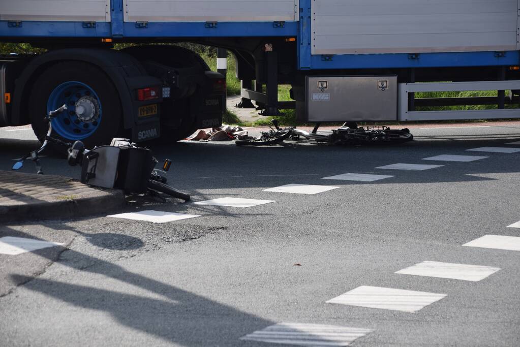 Fietser belandt onder vrachtwagen