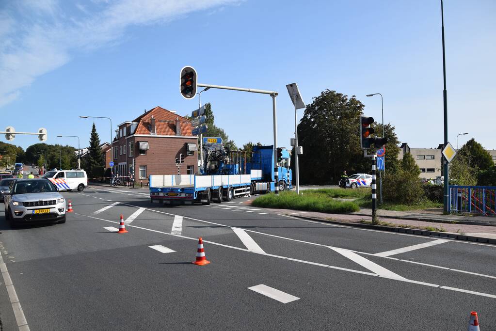Fietser belandt onder vrachtwagen