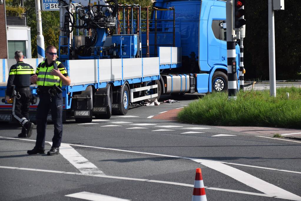 Fietser belandt onder vrachtwagen