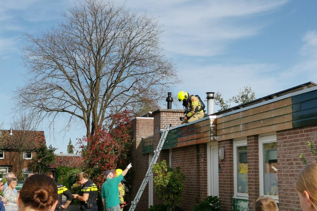 Dak vliegt in brand door verfbrander