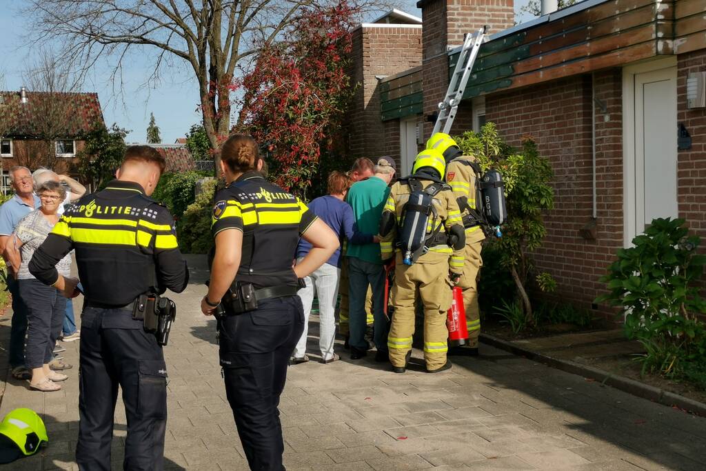 Dak vliegt in brand door verfbrander