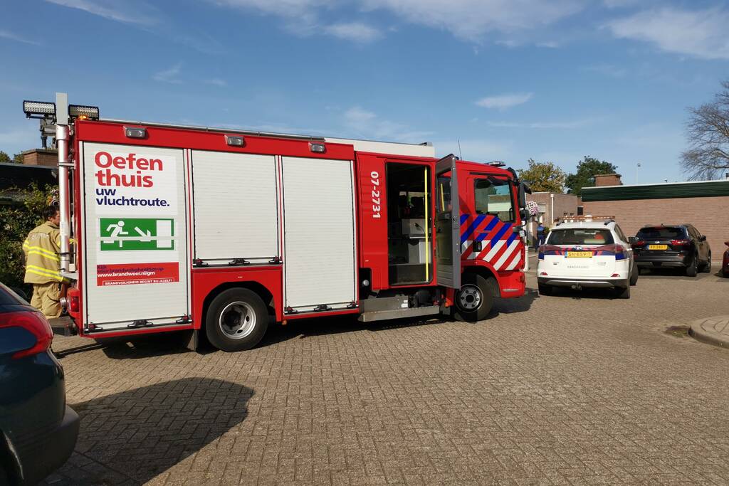 Dak vliegt in brand door verfbrander