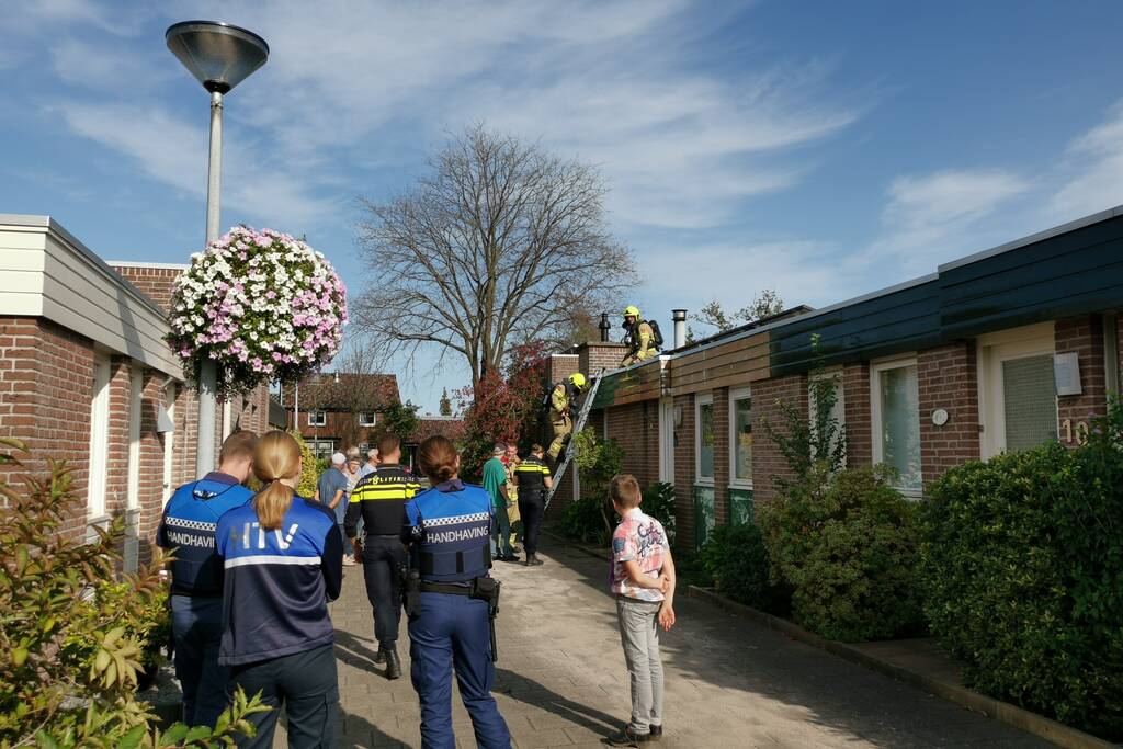 Dak vliegt in brand door verfbrander