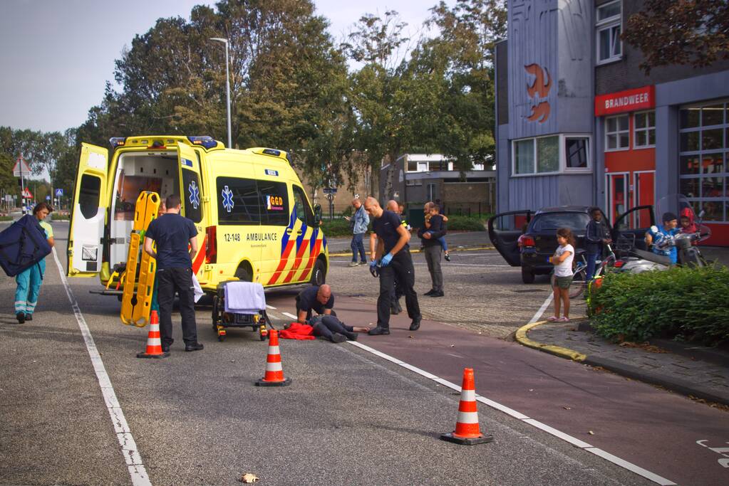 Scooter aangereden voor brandweerkazerne