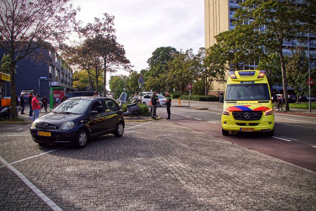 Scooter aangereden voor brandweerkazerne