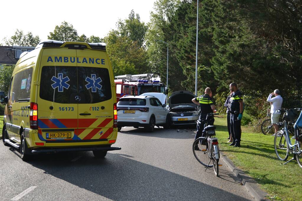 Veel schade na frontale aanrijding tussen twee auto's