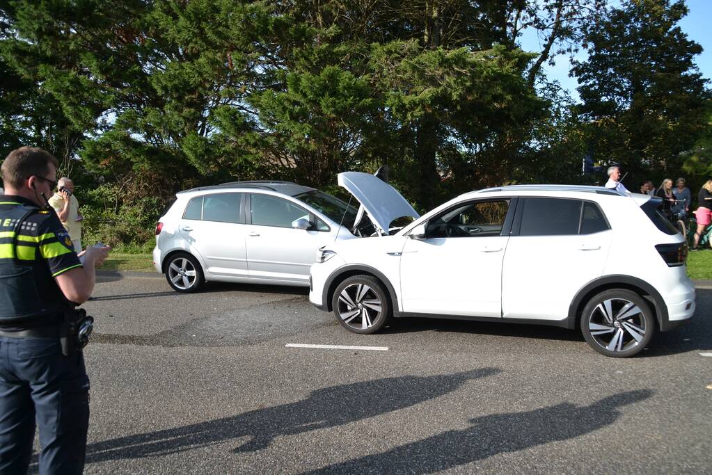 Veel schade na frontale aanrijding tussen twee auto's