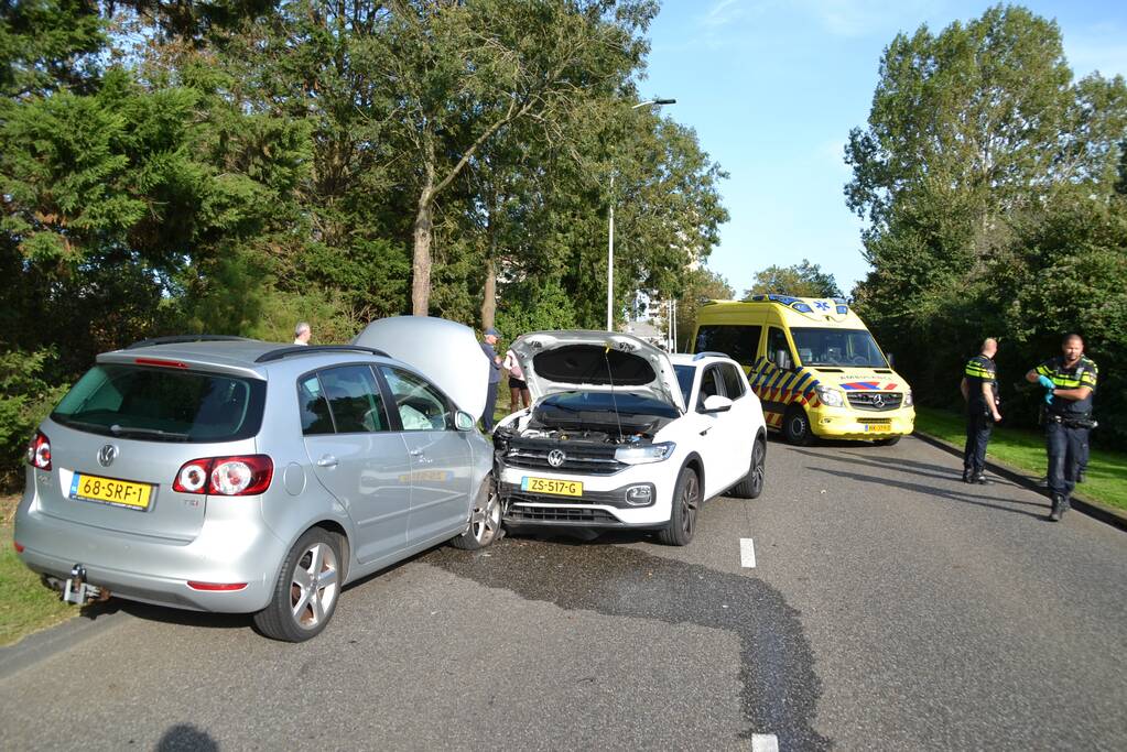 Veel schade na frontale aanrijding tussen twee auto's