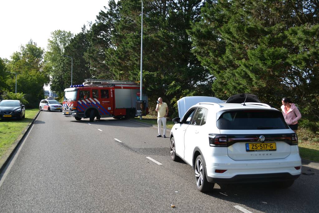 Veel schade na frontale aanrijding tussen twee auto's