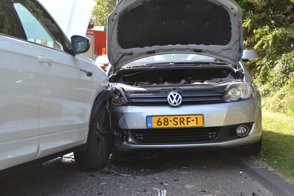 Veel schade na frontale aanrijding tussen twee auto's