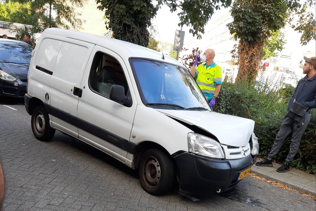 Bestelwagen vliegt uit de bocht en knalt op geparkeerde auto