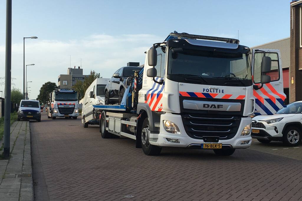 Politie neemt meerdere voertuigen in beslag