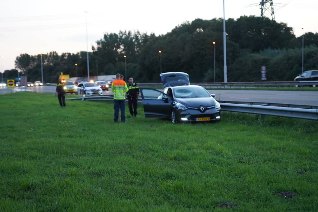 Persoon verliest macht over het stuur en belandt in de berm
