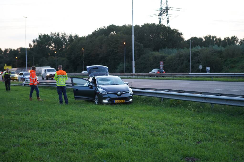 Persoon verliest macht over het stuur en belandt in de berm