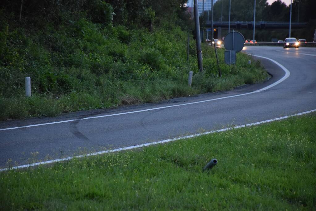 Persoon verliest macht over het stuur en belandt in de berm