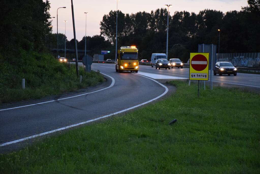 Persoon verliest macht over het stuur en belandt in de berm