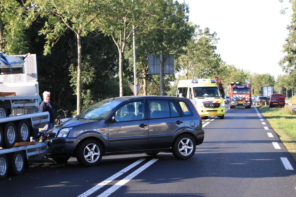 Automobilist botst frontaal op stilstaande aanhanger