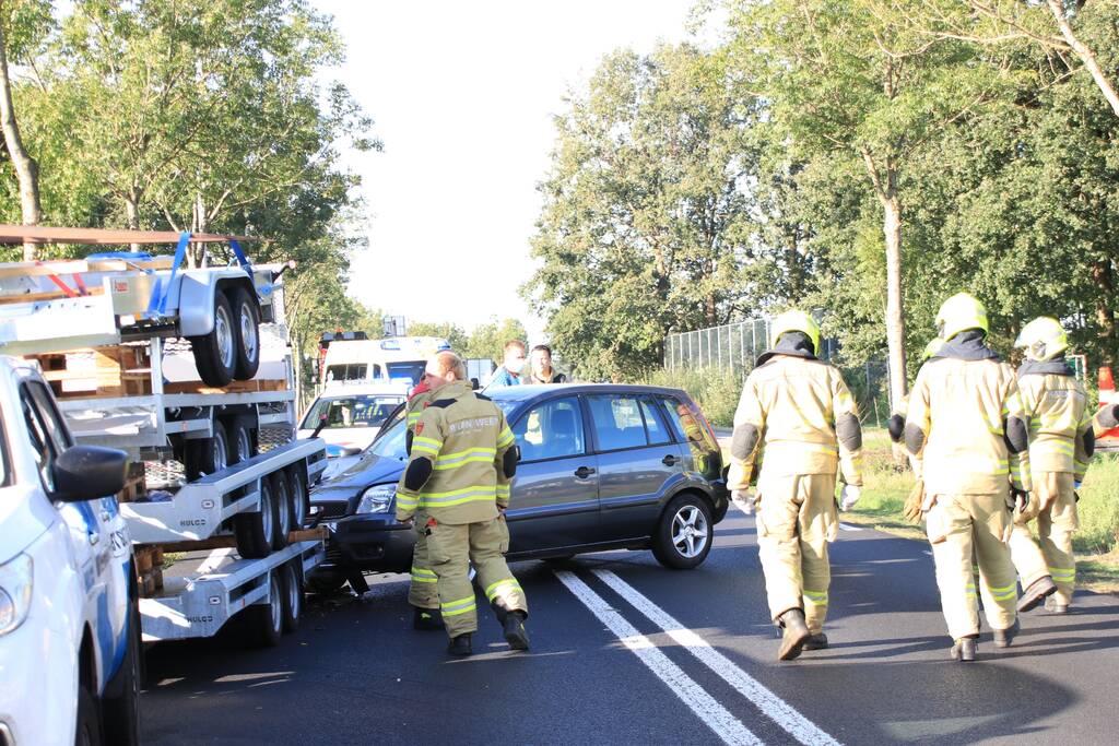 Automobilist botst frontaal op stilstaande aanhanger