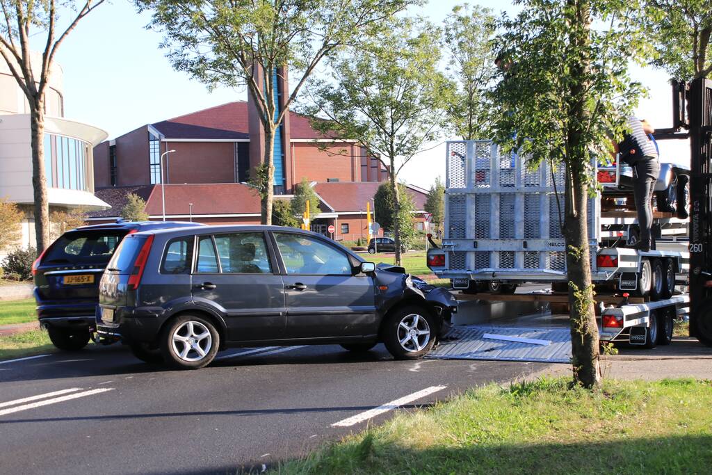 Automobilist botst frontaal op stilstaande aanhanger