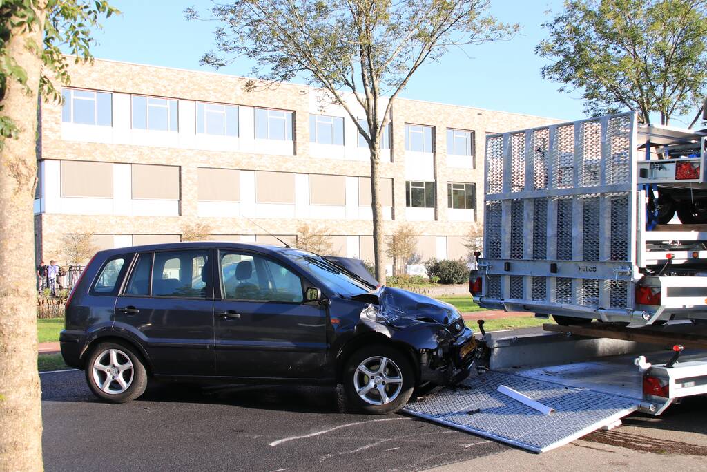 Automobilist botst frontaal op stilstaande aanhanger