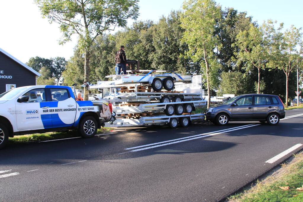 Automobilist botst frontaal op stilstaande aanhanger