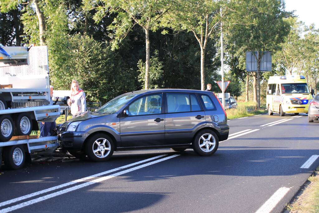 Automobilist botst frontaal op stilstaande aanhanger
