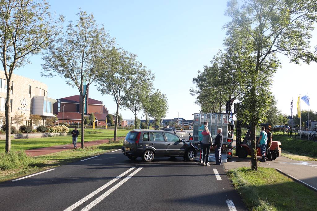 Automobilist botst frontaal op stilstaande aanhanger