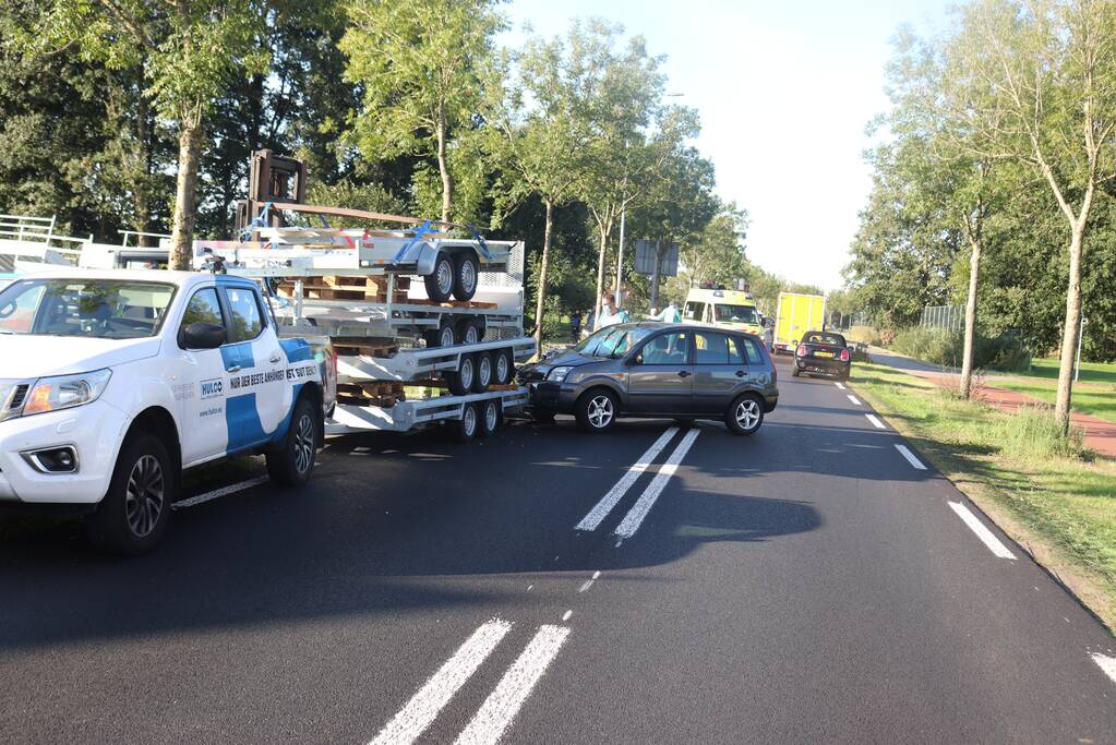 Automobilist botst frontaal op stilstaande aanhanger